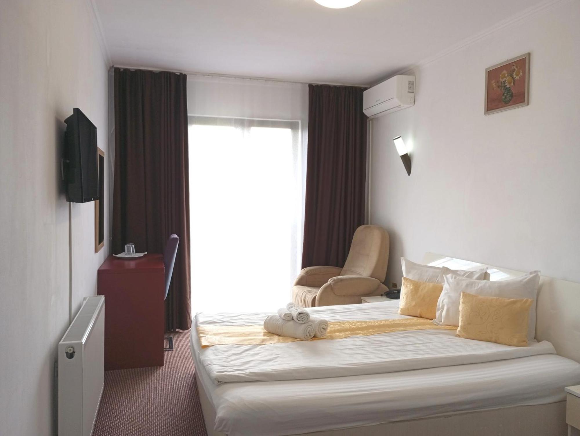 Rhc Royal Hotel Oradea Exterior photo