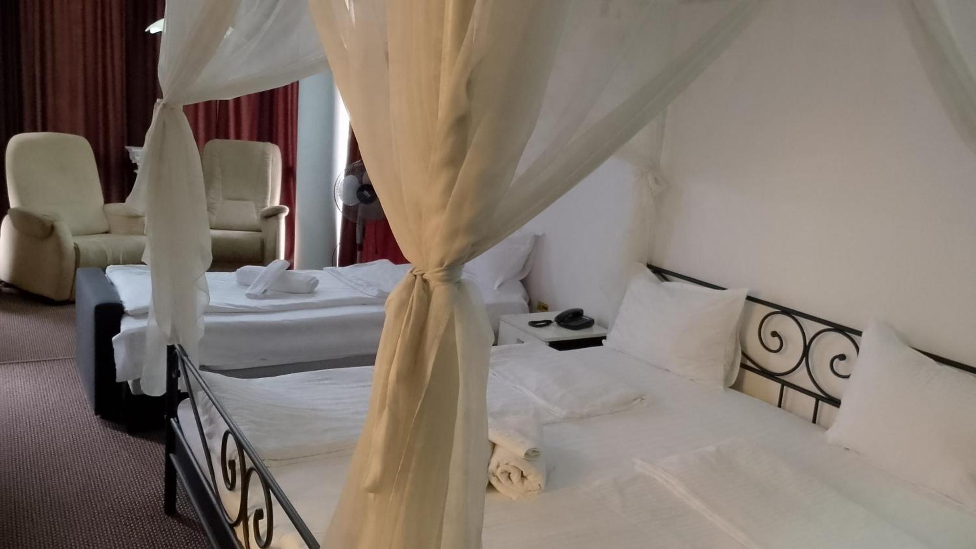 Rhc Royal Hotel Oradea Exterior photo